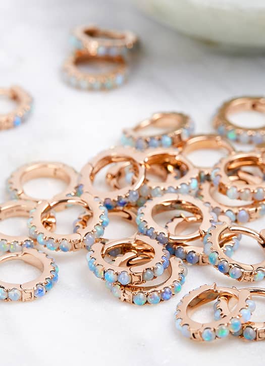 Piercings et boucles d’oreilles de luxe White Bird dans leur boutique parisienne.