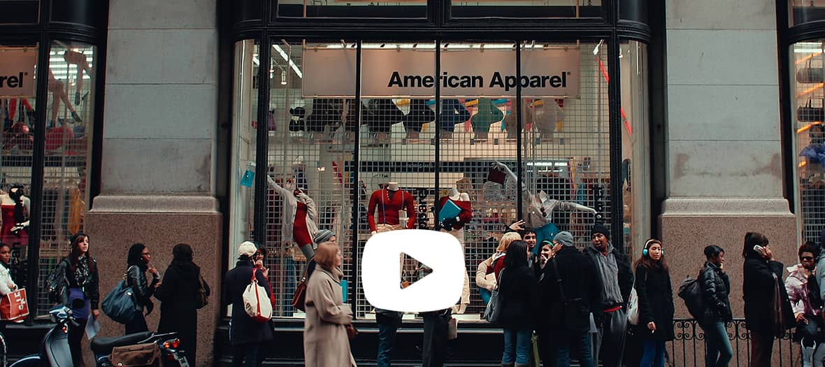Façade du magasin American Apparel à Paris, scène du film Chaos d’anthologie à découvrir en juillet 2025.