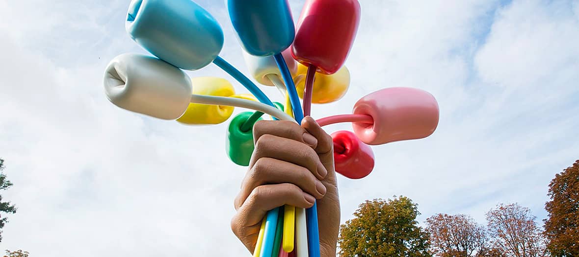 Sculpture monumentale de Jeff Koons représentant un bouquet de tulipes colorées, hommage aux victimes des attentats à Paris.