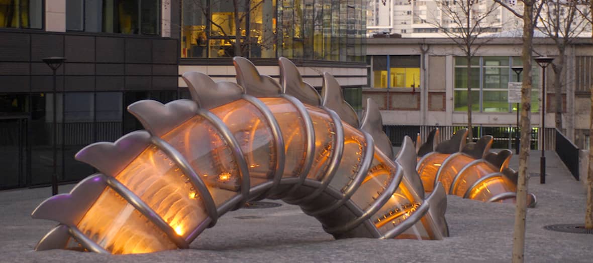 Sculpture "La Danse de la Fontaine Émergente" de Chen Zhen représentant un dragon en verre illuminé, dans le 13e arrondissement de Paris.
