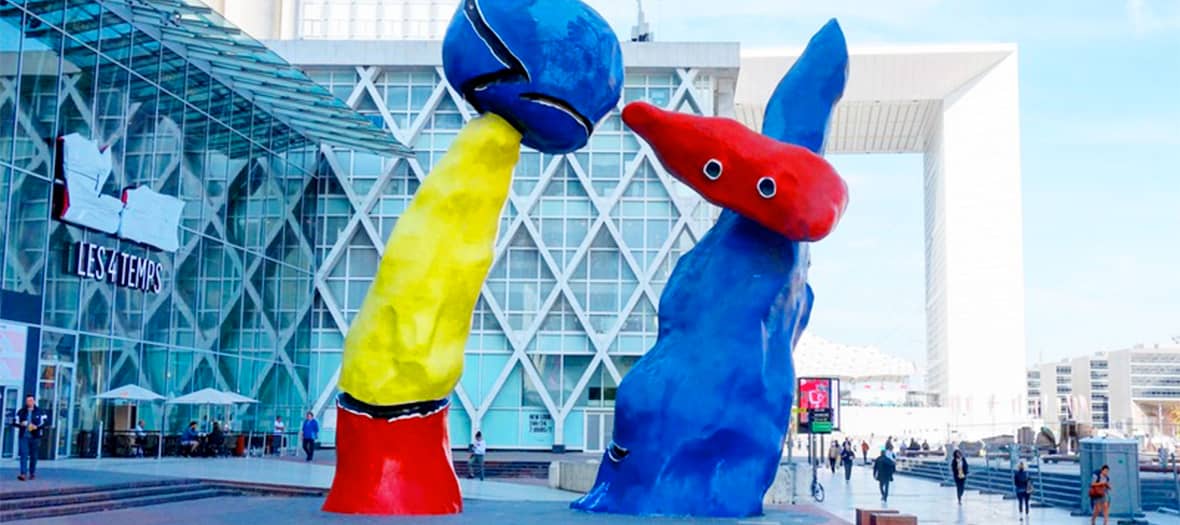 Sculpture colorée "Deux personnages fantastiques" de Joan Miró sur l'esplanade de La Défense à Paris.