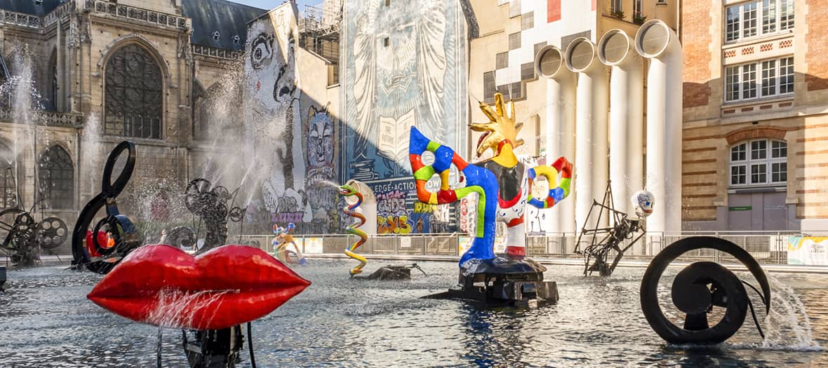 Fontaine Stravinsky à côté du Centre Pompidou, avec ses sculptures colorées et mécaniques créées par Niki de Saint Phalle et Jean Tinguely.