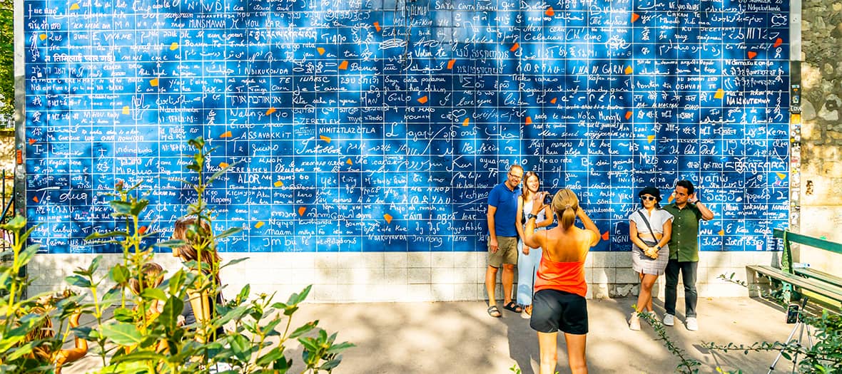 Le Mur des « Je t’aime » à Montmartre, une fresque emblématique où « Je t’aime » est écrit en plus de 300 langues.