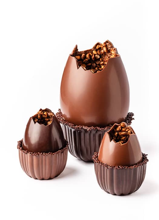 Trio d’œufs de Pâques au chocolat noir et au lait garnis de riz soufflé croustillant, création La Grande Épicerie.