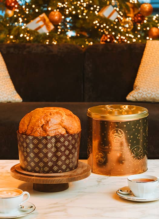 Panettone de Noël haut de gamme signé BVLGARI, présenté dans un élégant coffret doré à Paris