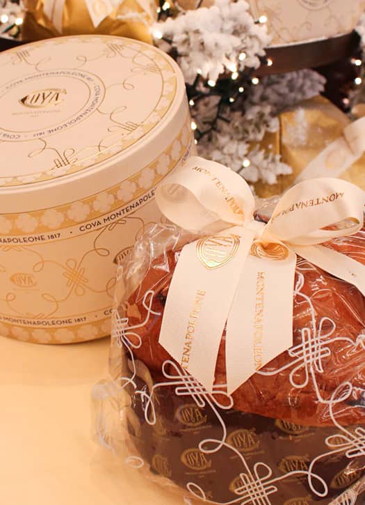 Panettone traditionnel italien Cova Montenapoleone, spécialité de Noël emblématique à Paris