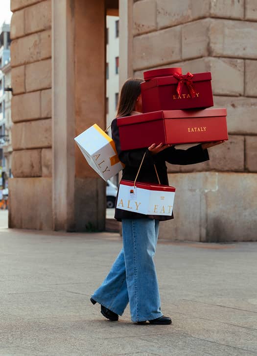 Panettone italien Eataly présenté dans un coffret cadeau, incontournable de Noël à Paris