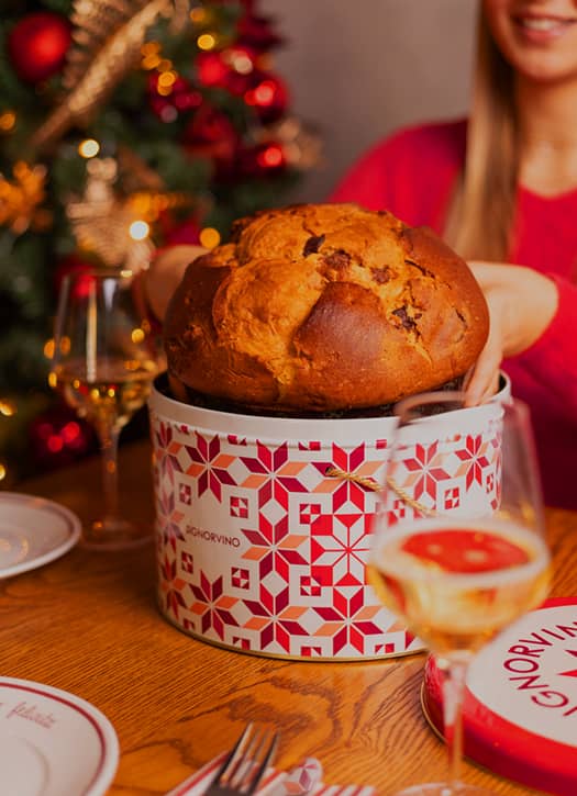 Panettone italien Signorvino servi à table pour les fêtes de Noël à Paris