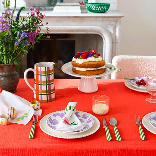 Ronds de serviette brodés de fleurs colorées pour une déco de table raffinée et printanière