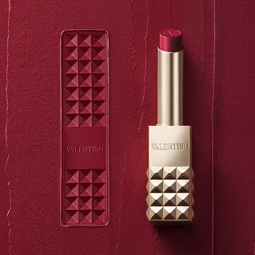 Rouge à lèvres Valentino en rouge couture, avec un écrin sculpté pour une touche audacieuse.