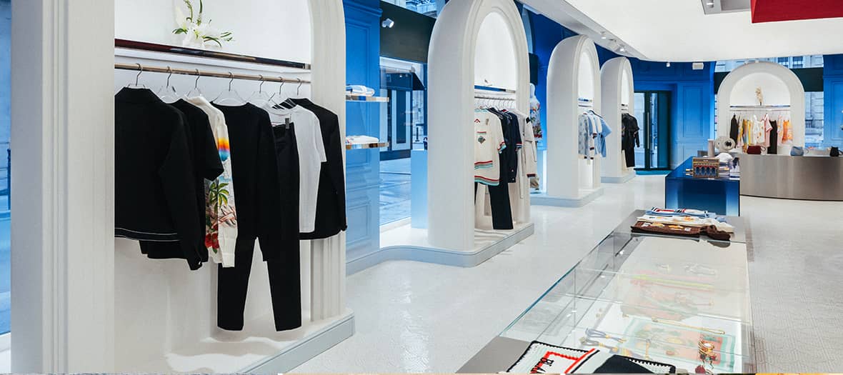 Décoration design de la boutique Casablanca à Paris avec mobilier moderne et ambiance arty.