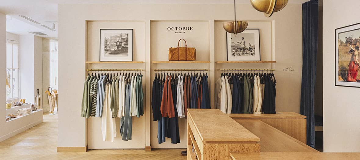 Vue intérieure de la boutique Octobre Éditions à Paris avec sélection de vêtements pour homme élégants et intemporels.