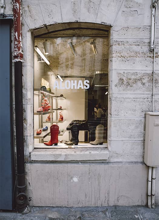 Vitrine de la boutique de chaussures ALOHAS dans le Marais à Paris