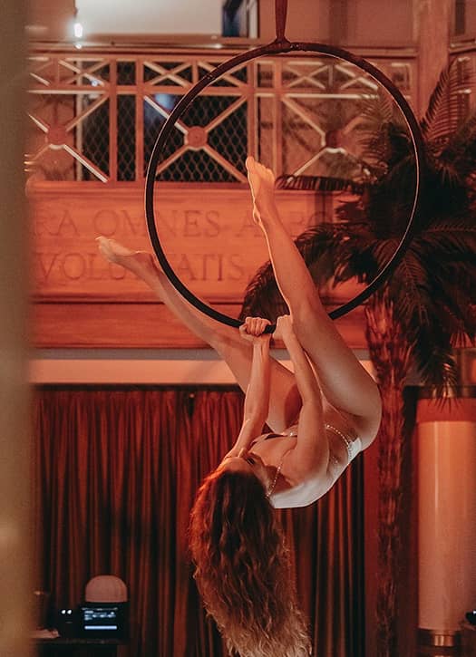 Artiste acrobate en spectacle aérien au Boudoir des Muses, bar-cabaret à l'ambiance feutrée dans le Marais à Paris.