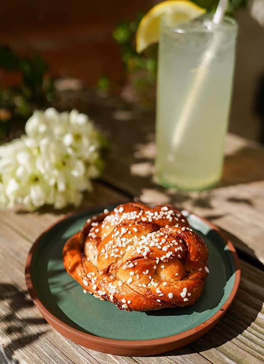 Brioche suédoise à la cannelle et limonade fraîche servies en terrasse au Café Fika, adresse scandinave cosy du Marais.