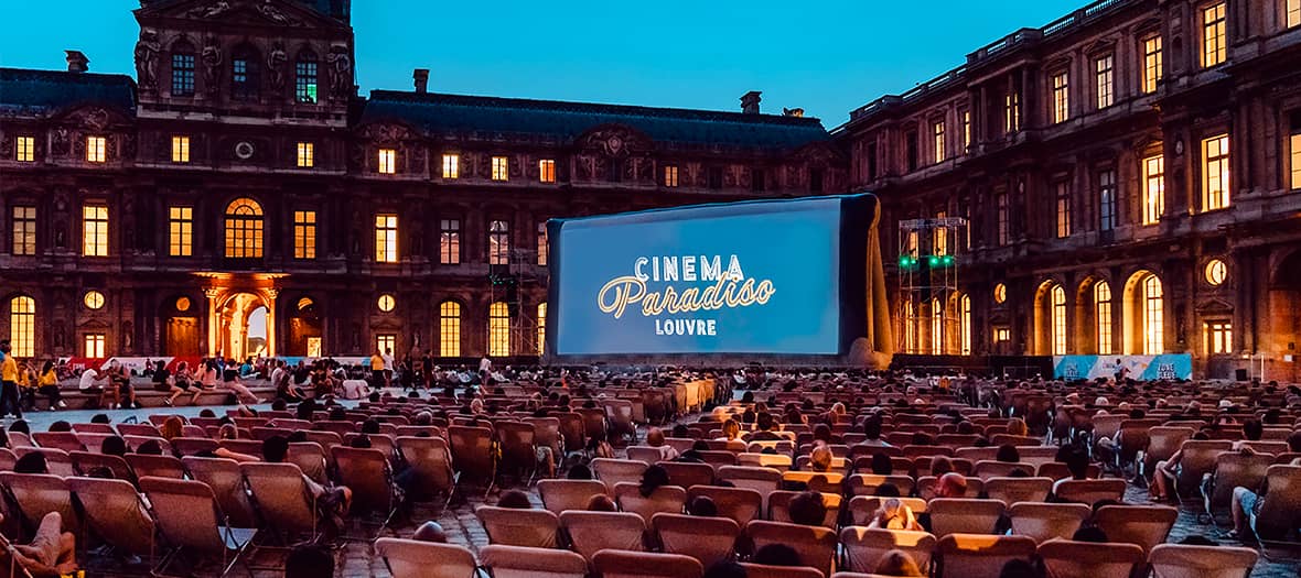 Séance de cinéma Paradiso au Louvre à Paris, dans la cour du musée avec transats et projection nocturne.