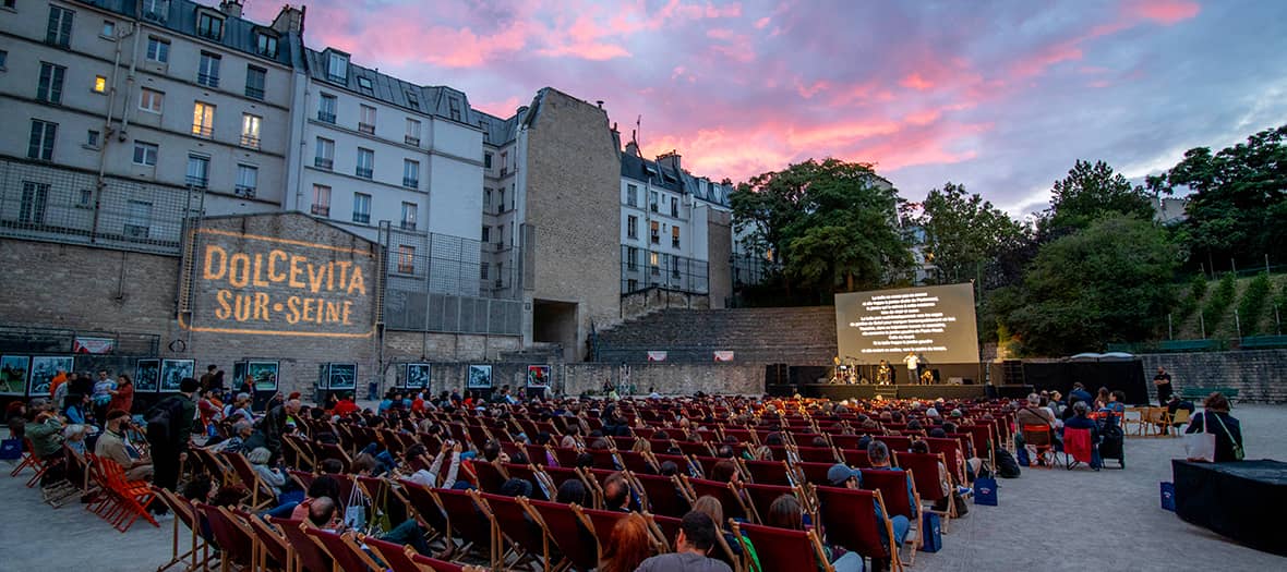 Projection en plein air du Festival de Lutèce à Paris, au coucher de soleil, ambiance estivale et urbaine.