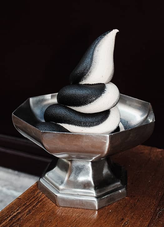 Crème glacée marbrée au charbon végétal et vanille de chez GRAVE, glacier artisanal original du Marais.