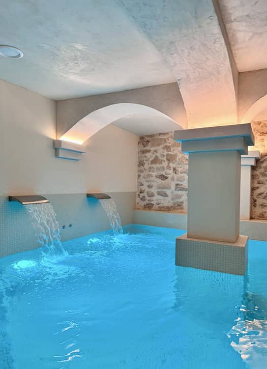 Piscine intérieure et jets d’eau au Spa Okari, adresse bien-être dans le Marais à Paris