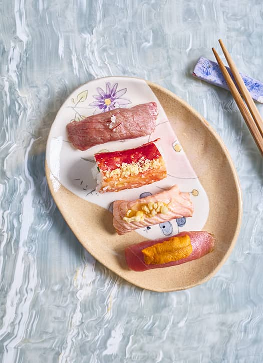 Assortiment coloré de sushis gastronomiques au restaurant Hando, spécialiste du temaki dans le Marais.
