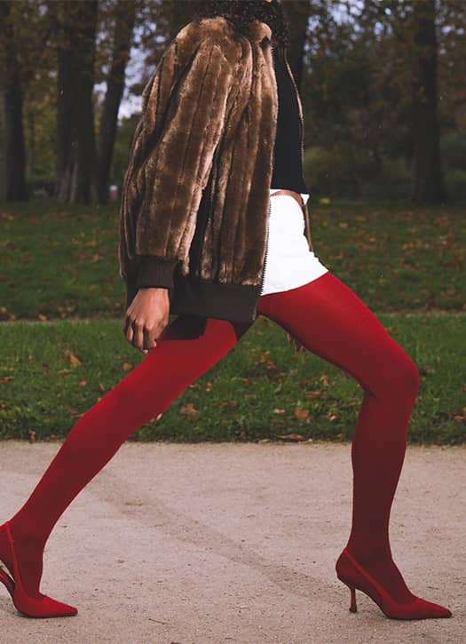 Boutique de mode avec veste en fourrure et collants rouges dans le Marais à Paris