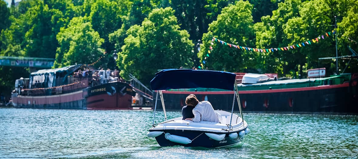 Croisière romantique sur la Seine avec le bateau électrique Akwa à Paris.