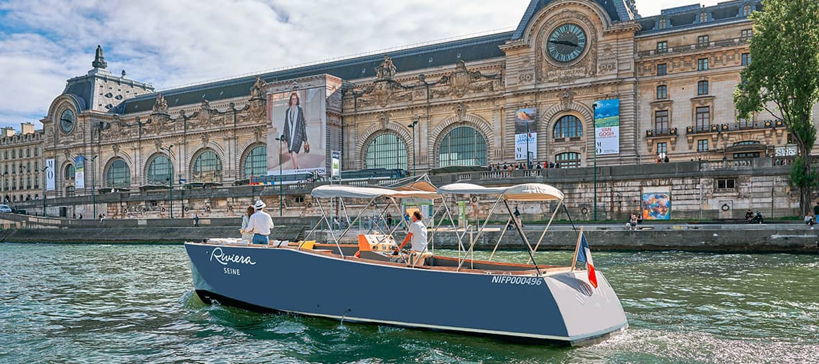 Croisière privée en bateau Riviera sur la Seine avec vue sur le musée d'Orsay.