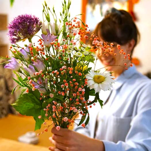 Bouquet de fleurs fraîches réalisé lors d'un atelier floral à Paris.