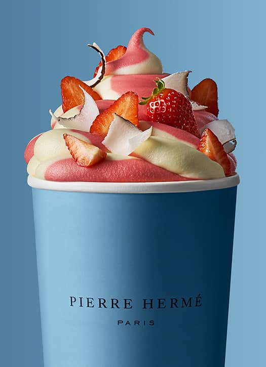Glaces de Pierre Herm&eacute;, Akari, un duo citron-nepita aux accents v&eacute;g&eacute;taux, Aura qui m&ecirc;le fraise, citronnelle et noix de coco, Mogador, l&rsquo;alliance iconique du chocolat au lait et du fruit de la passion relev&eacute;e par des morceaux d&rsquo;ananas r&ocirc;ti, ou encore Riz au lait et Caramel, un parfum d&eacute;licieusement r&eacute;confortant.