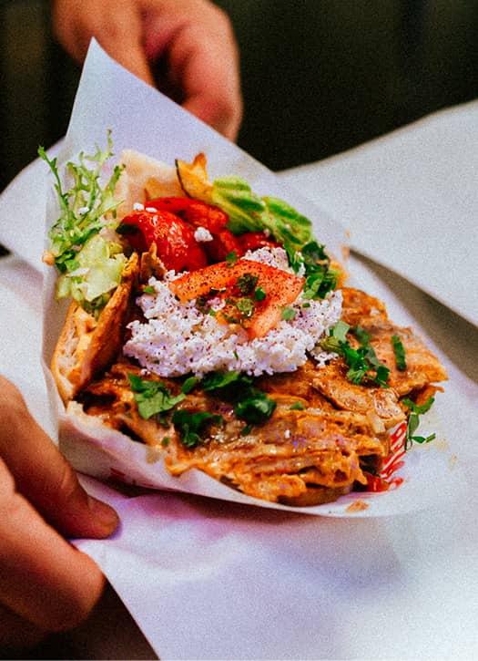 Kebab berlinois chez Impact &agrave; Paris avec poulet grill&eacute;, crudit&eacute;s fra&icirc;ches et feta, r&eacute;put&eacute; pour &ecirc;tre l&rsquo;un des meilleurs kebabs de Paris.