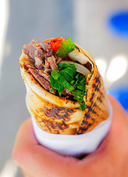 Kebab artisanal chez Quasti &agrave; Paris avec viande grill&eacute;e, herbes fra&icirc;ches et pain pita toast&eacute;, s&eacute;lection des meilleurs kebabs de Paris.