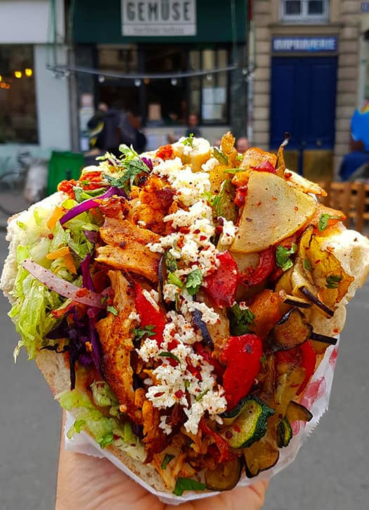 Kebab berlinois chez Gem&uuml;se &agrave; Paris avec l&eacute;gumes grill&eacute;s, poulet marin&eacute; et sauce maison, consid&eacute;r&eacute; comme un des meilleurs kebabs de Paris.