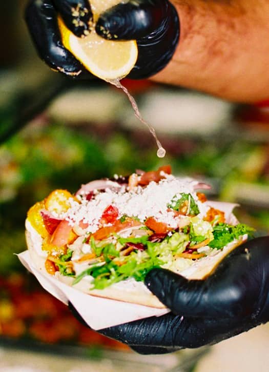 Kebab gourmet chez Surpriz &agrave; Paris avec l&eacute;gumes frais, viande marin&eacute;e et citron press&eacute;, parmi les meilleurs kebabs de Paris.