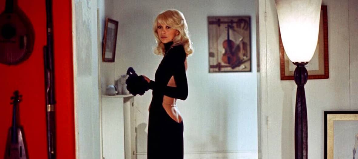 Mireille Darc en robe de soirée noire