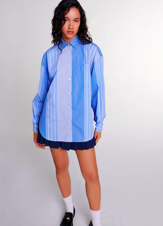 Une chemise à rayures