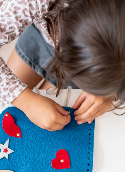 Confectionner sa pochette en cuir en binôme